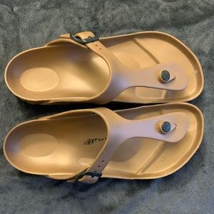 Birkenstock Gizeh Waterproof Sandal. Metallic Copper color.